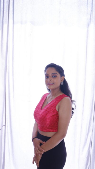 Red sleeveless v neck blouse - Image 3