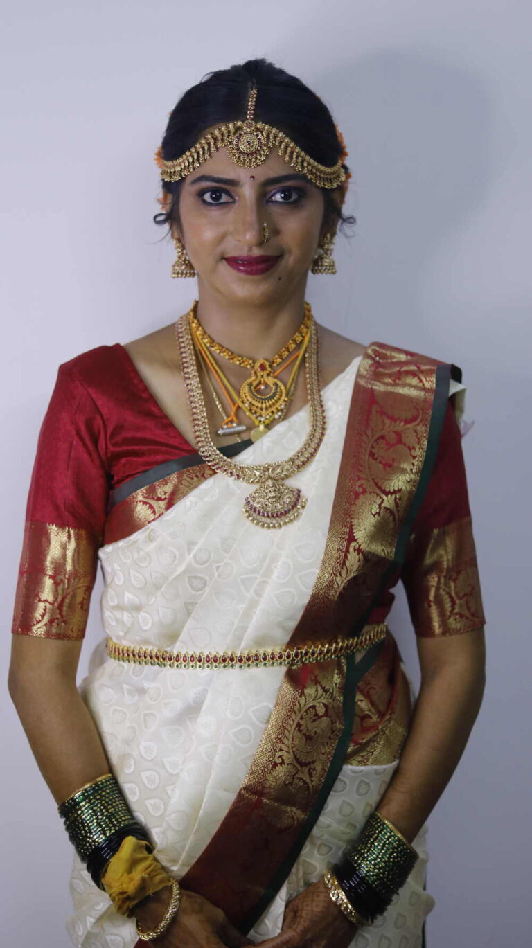 White saree traditional occassio (2)