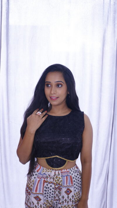 Stylish Sleeveless Printed Blouse with Embroidery