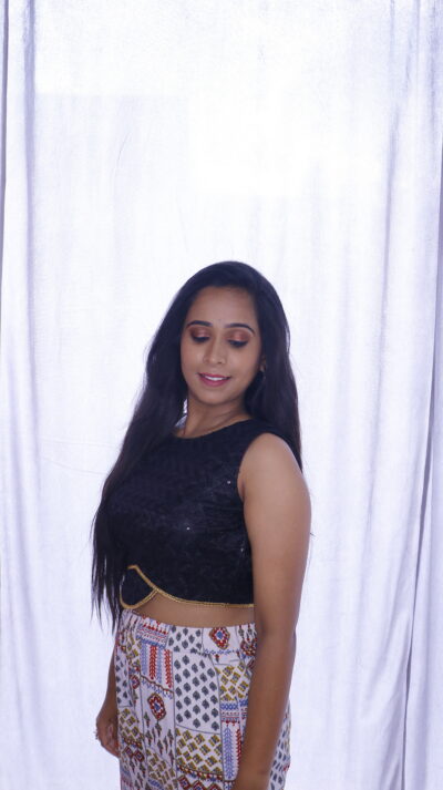 Stylish Sleeveless Printed Blouse with Embroidery - Image 3