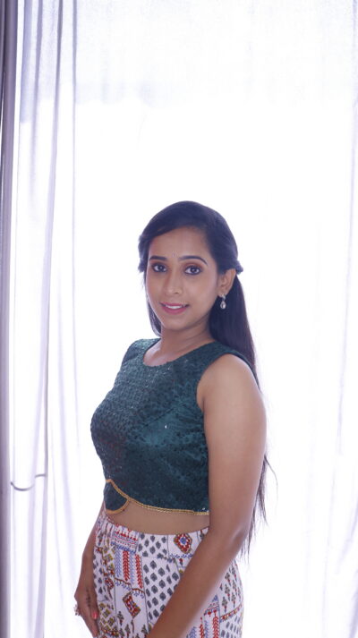 Stylish Sleeveless Printed Blouse with Embroidery - Image 5